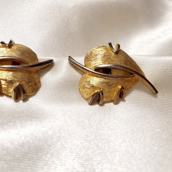 Vintage Earrings Leaves Brushed Gold, Vintage Custom Jewelry, Clip On - Picture 7 of 7